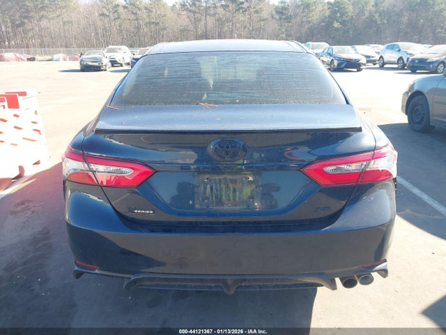 44121367 :رقم المزاد ، 4T1B11HK2JU663979 vin ، 2018 Toyota Camry Se مزاد بيع