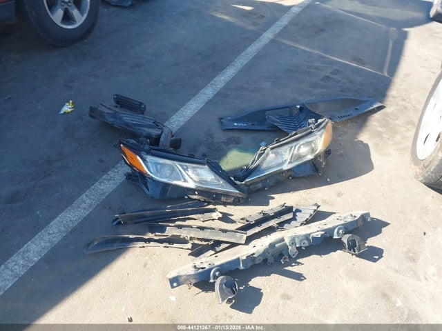 44121367 :رقم المزاد ، 4T1B11HK2JU663979 vin ، 2018 Toyota Camry Se مزاد بيع