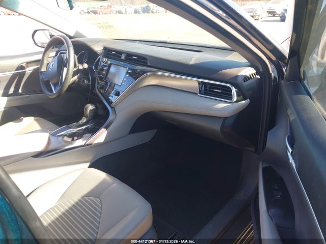 44121367 :رقم المزاد ، 4T1B11HK2JU663979 vin ، 2018 Toyota Camry Se مزاد بيع