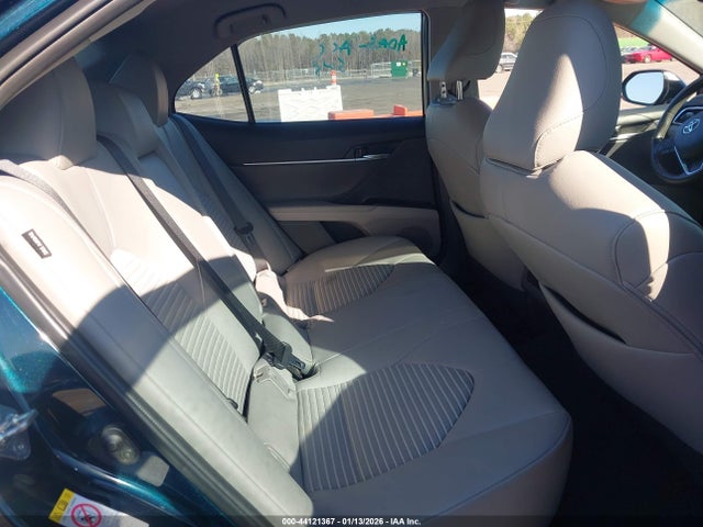 44121367 :رقم المزاد ، 4T1B11HK2JU663979 vin ، 2018 Toyota Camry Se مزاد بيع