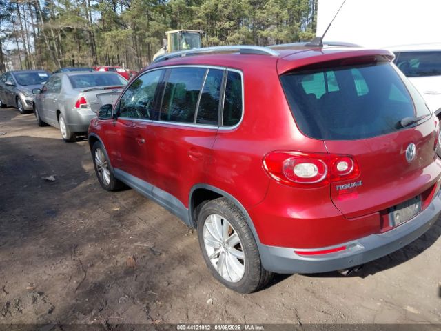 2011 VOLKSWAGEN TIGUAN WVGAV7AX1BW002152 Photo 2