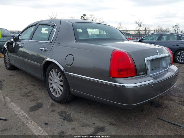 2004 LINCOLN TOWN CAR 1LNHM83W64Y614687 Photo 2