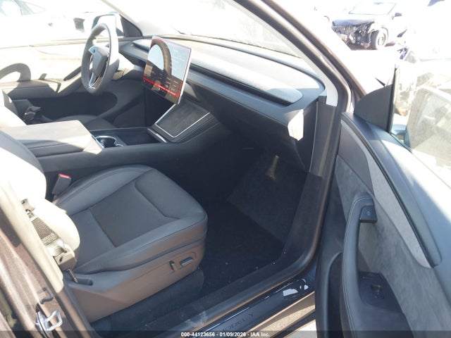 2026 TESLA MODEL Y 7SAYGDED6TA474008 Photo 4