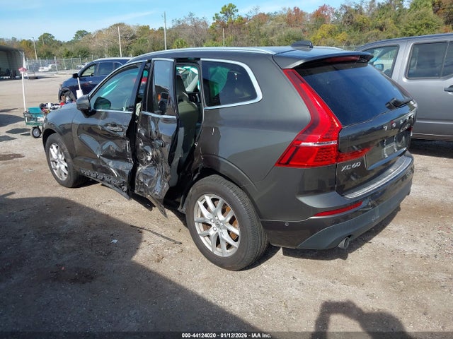 2018 VOLVO XC60 LYV102RKXJB086782 Photo 2