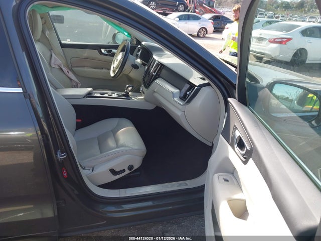2018 VOLVO XC60 LYV102RKXJB086782 Photo 4