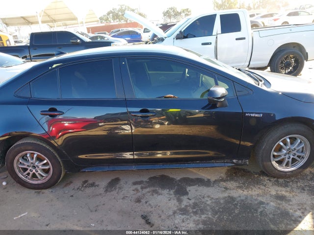 Toyota Corolla Hybrid Le 2021 JTDEAMDE0MJ002234 Image 13