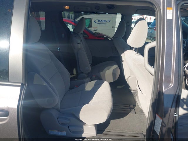 5TDKZ3DC7HS842766 Toyota Sienna Le 8 Passenger