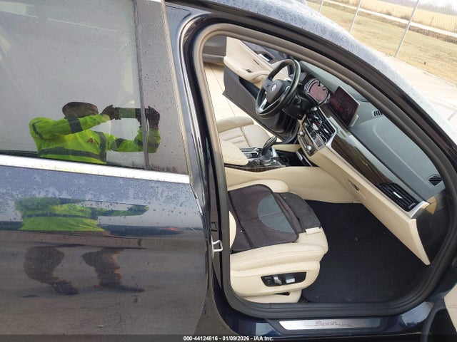 2019 BMW 530I WBAJA5C5XKWW10345 Photo 4