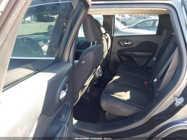 1C4PJLCS7GW171054 Jeep Cherokee Latitude