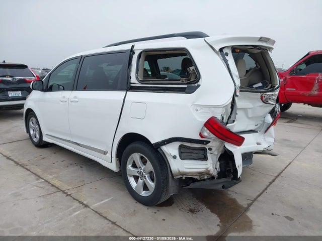 2019 TOYOTA SIENNA 5TDKZ3DCXKS012399 Photo 2