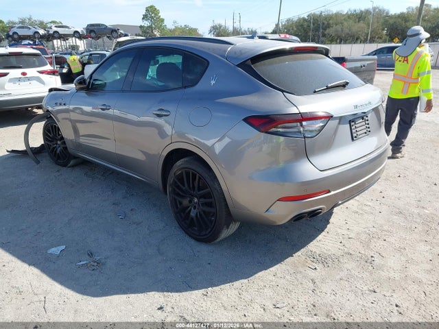 2022 MASERATI LEVANTE ZN661XUA9NX383081 Photo 2
