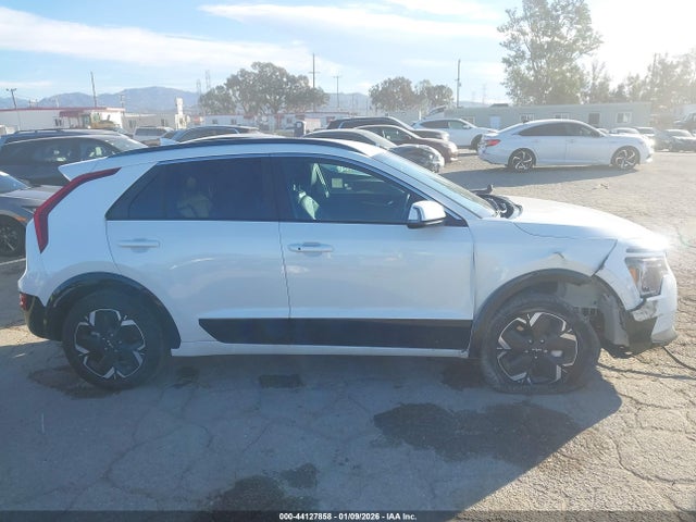 KNDCR3L18S5142482 KIA Niro Wind