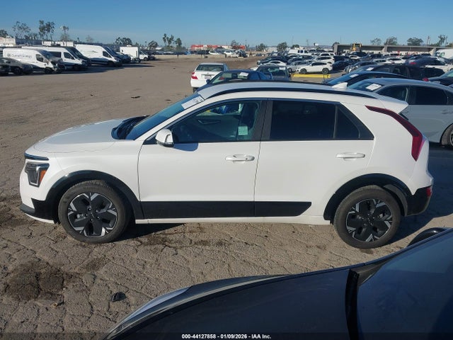 KNDCR3L18S5142482 KIA Niro Wind
