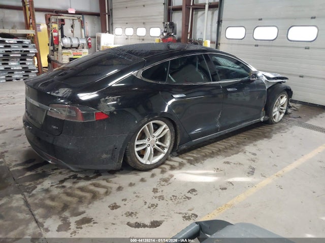 44128214 :رقم المزاد ، 5YJSA1E23FF109732 vin ، 2015 Tesla Model S مزاد بيع
