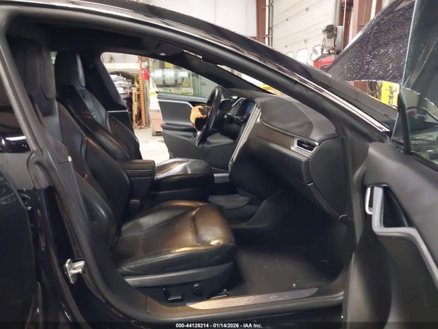 44128214 :رقم المزاد ، 5YJSA1E23FF109732 vin ، 2015 Tesla Model S مزاد بيع