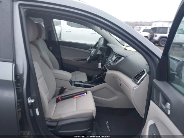 KM8J3CA42GU177890 Hyundai TUCSON SE