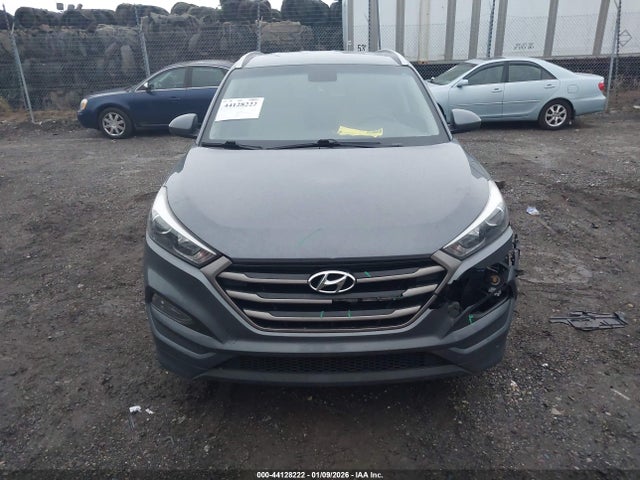 KM8J3CA42GU177890 Hyundai TUCSON SE