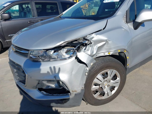 KL7CJKSBXHB047635 Chevrolet TRAX LS
