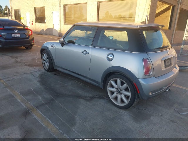 2006 MINI COOPER S WMWRE33596TJ39498 Photo 2