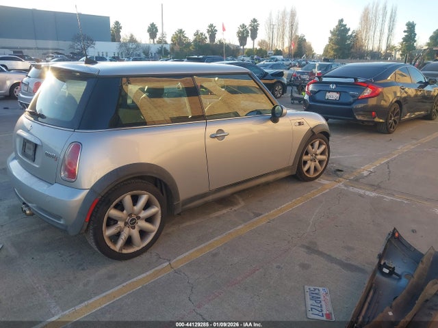 2006 MINI COOPER S WMWRE33596TJ39498 Photo 3