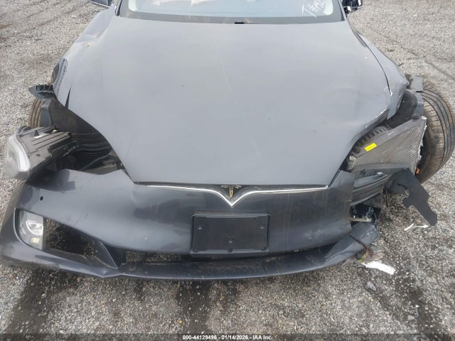 44129496 :رقم المزاد ، 5YJSA1E23JF256724 vin ، 2018 Tesla Model S مزاد بيع