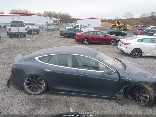 44129496 :رقم المزاد ، 5YJSA1E23JF256724 vin ، 2018 Tesla Model S مزاد بيع