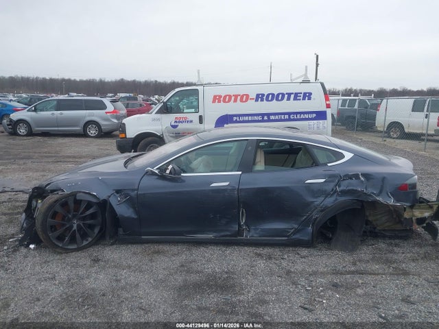 44129496 :رقم المزاد ، 5YJSA1E23JF256724 vin ، 2018 Tesla Model S مزاد بيع