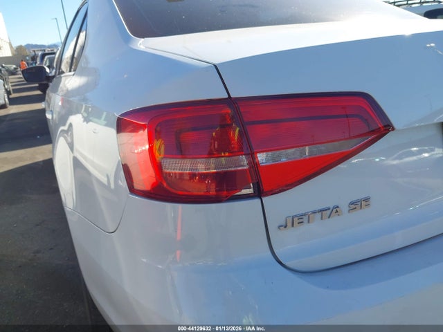 2015 Volkswagen Jetta 1.8t Se მანქანა იყიდება აუქციონზე, vin: 3VWD17AJ4FM406218, აუქციონის ნომერი: 44129632