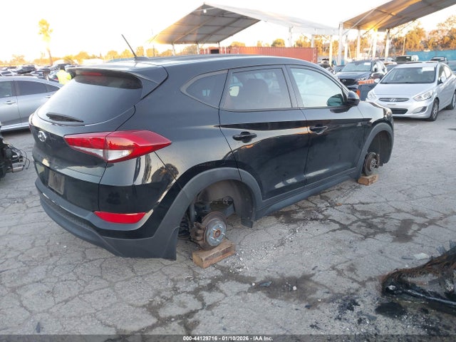 KM8J23A48HU424009 Hyundai TUCSON SE