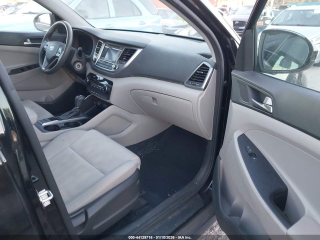 KM8J23A48HU424009 Hyundai TUCSON SE