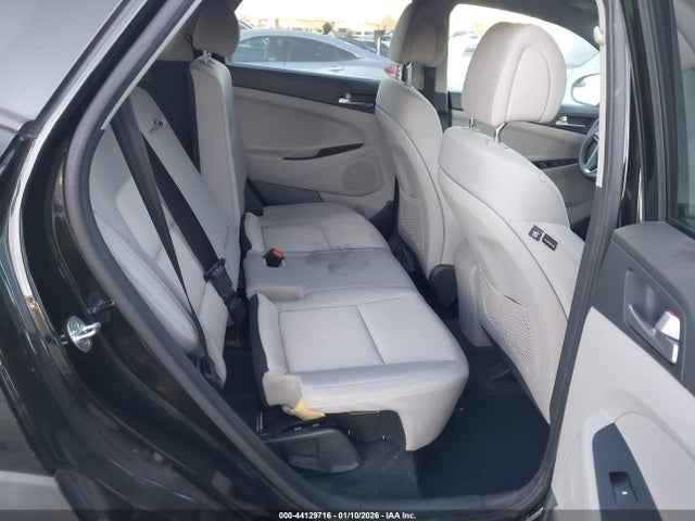 KM8J23A48HU424009 Hyundai TUCSON SE