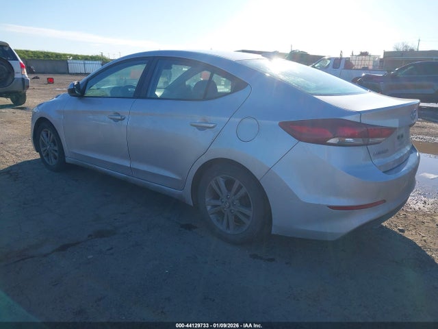 KMHD84LF2HU153772 Hyundai ELANTRA SE