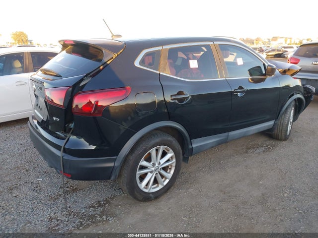 JN1BJ1CR5HW111872 Nissan Rogue Sport S