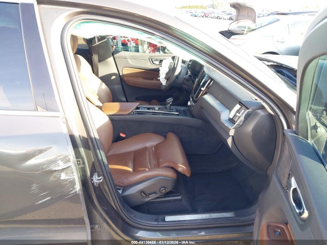 2019 VOLVO XC60 LYV102RK0KB228235 Photo 4