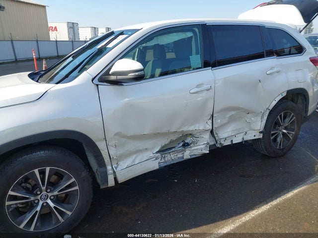 5TDZARFH9JS036886 Toyota Highlander Le