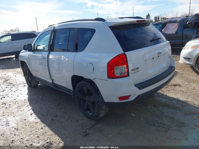 2011 JEEP COMPASS 1J4NF1FB0BD244630 Photo 2