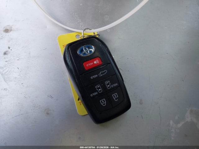 5TDYRKEC4NS129841 Toyota SIENNA XLE