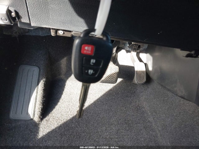 JTMZFREV7JJ744298 Toyota RAV4 LE