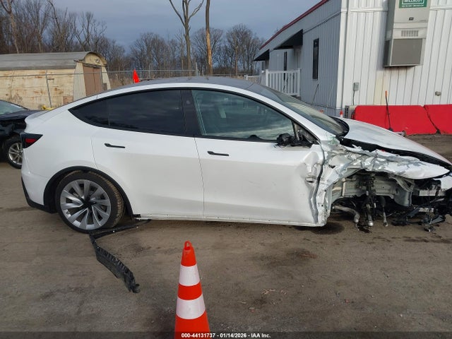 7SAYGDEE8TA456828 Tesla Model Y Long Range Launch Series/premium All-wheel Drive