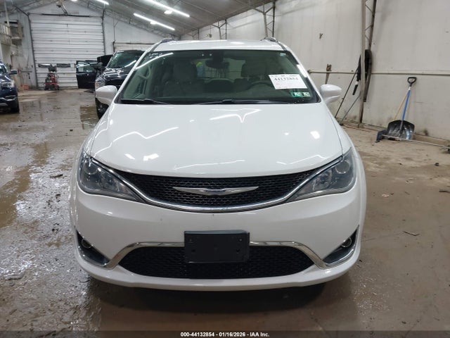 Продажа на аукционе авто 2017 Chrysler Pacifica Touring-l, vin: 2C4RC1BG8HR541765, номер лота: 44132854