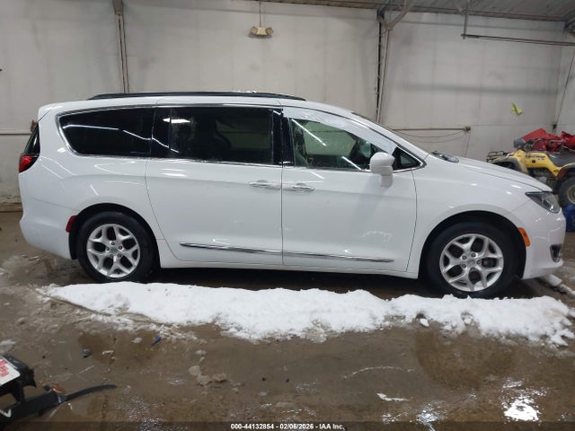 Продажа на аукционе авто 2017 Chrysler Pacifica Touring-l, vin: 2C4RC1BG8HR541765, номер лота: 44132854