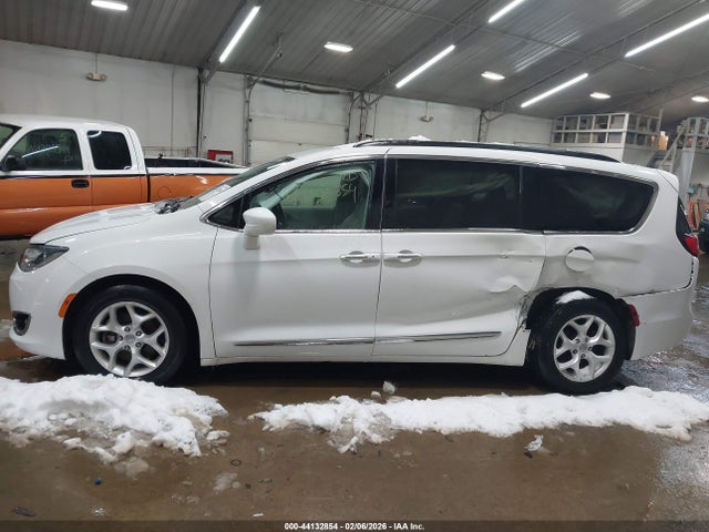 Продажа на аукционе авто 2017 Chrysler Pacifica Touring-l, vin: 2C4RC1BG8HR541765, номер лота: 44132854