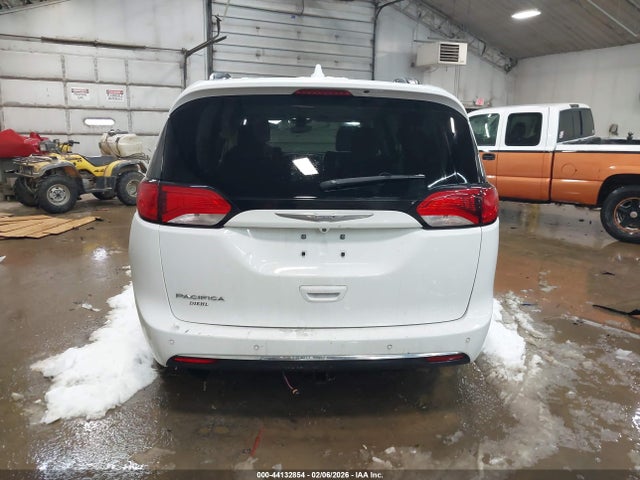 Продажа на аукционе авто 2017 Chrysler Pacifica Touring-l, vin: 2C4RC1BG8HR541765, номер лота: 44132854