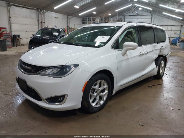 Продажа на аукционе авто 2017 Chrysler Pacifica Touring-l, vin: 2C4RC1BG8HR541765, номер лота: 44132854