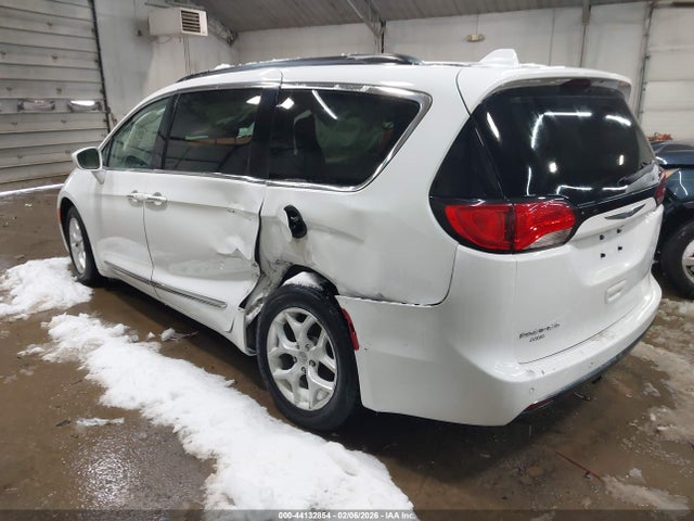 Продажа на аукционе авто 2017 Chrysler Pacifica Touring-l, vin: 2C4RC1BG8HR541765, номер лота: 44132854