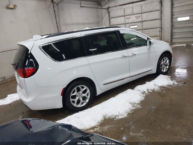 Продажа на аукционе авто 2017 Chrysler Pacifica Touring-l, vin: 2C4RC1BG8HR541765, номер лота: 44132854
