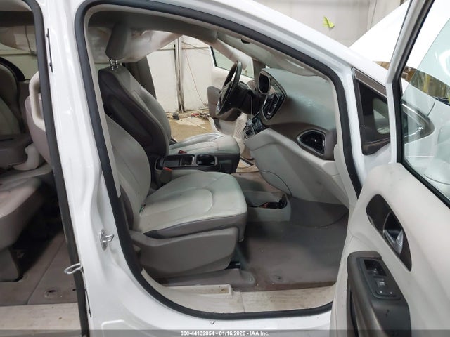 Продажа на аукционе авто 2017 Chrysler Pacifica Touring-l, vin: 2C4RC1BG8HR541765, номер лота: 44132854