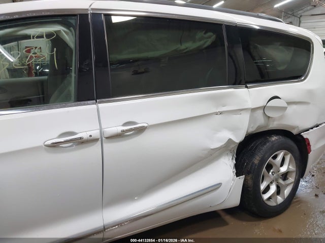 Продажа на аукционе авто 2017 Chrysler Pacifica Touring-l, vin: 2C4RC1BG8HR541765, номер лота: 44132854