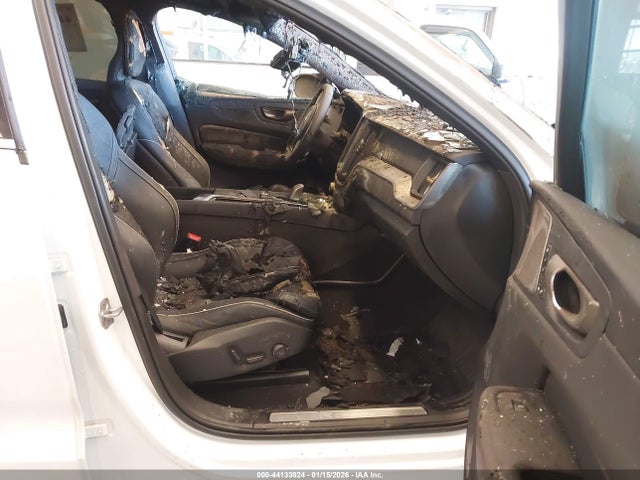 2019 VOLVO XC60 HYBRID LYVBR0DM0KB283548 Photo 4