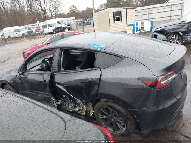 Tesla Model Y Rwd 2024 7SAYGDEDXRF099834 Image 13